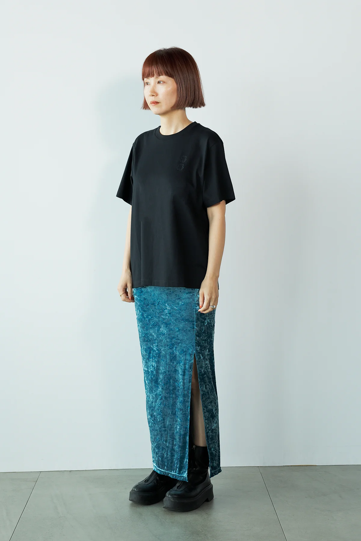 ユニクロ アンド セシリー バンセンのグラフィックTを着用したエディター