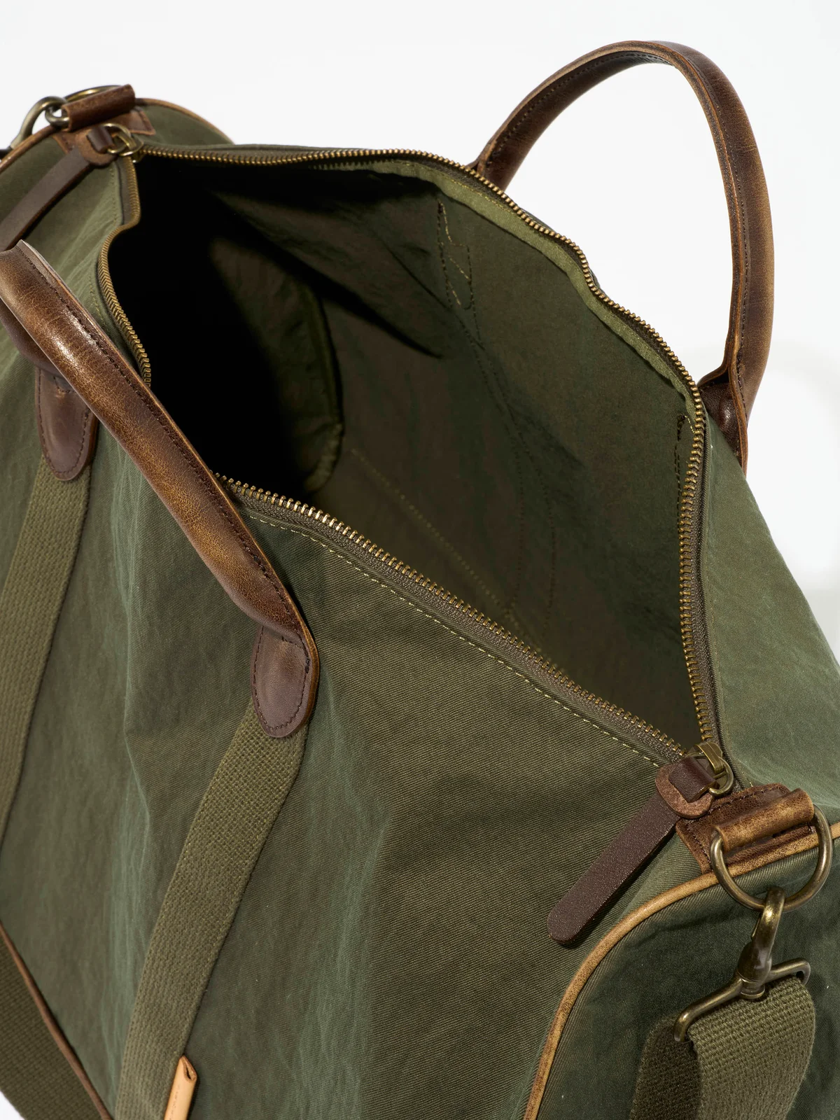 エンダースキーマ】の「boston luggage」は荷物の出し入れがスムーズな両開きファスナーが便利