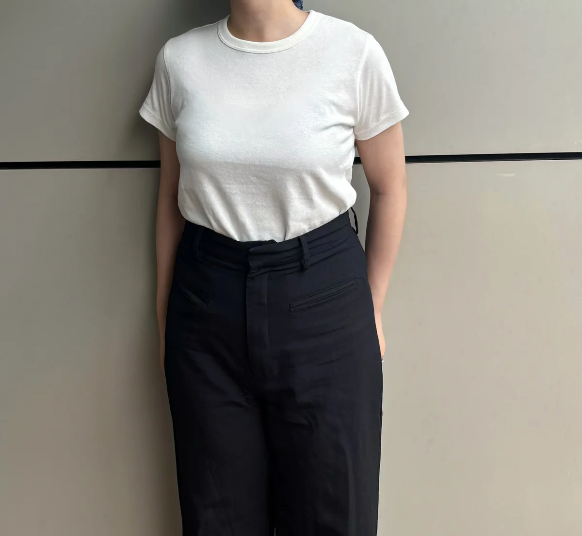 無印良品のムジラボのリネン混Tシャツ、オフ白の着用画像