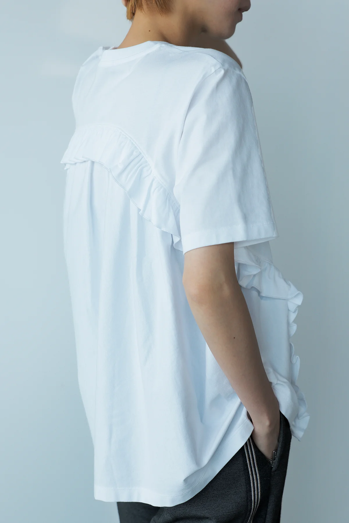 ユニクロ アンド セシリー バンセンのフリルTの着用ディテール