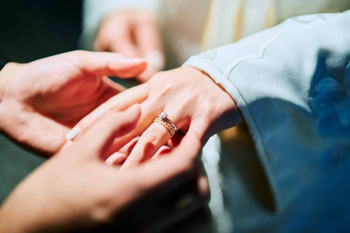 誓いのシーンで光を放つティファニーのマリッジリングと、母から受け継いだリング。