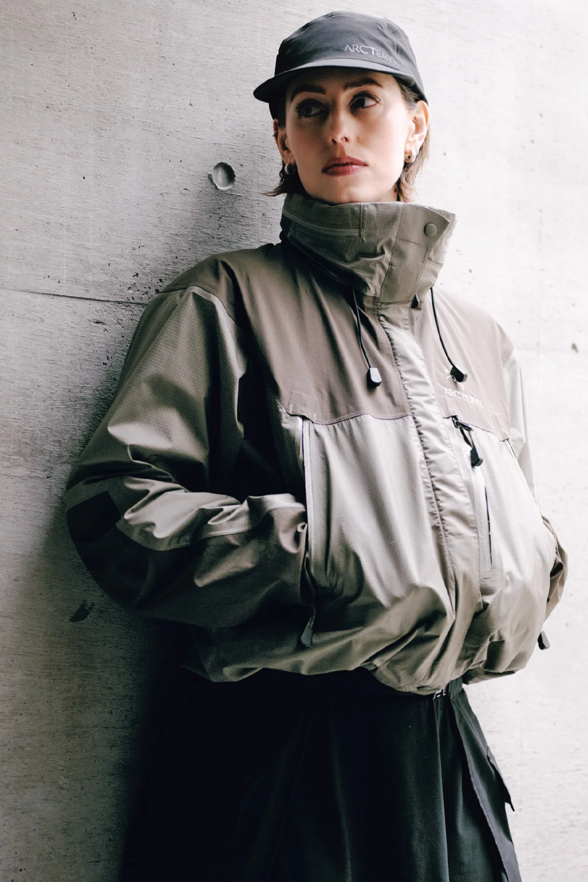 アークテリクスのジャケット＆キャップを着用したジョージア・スミス