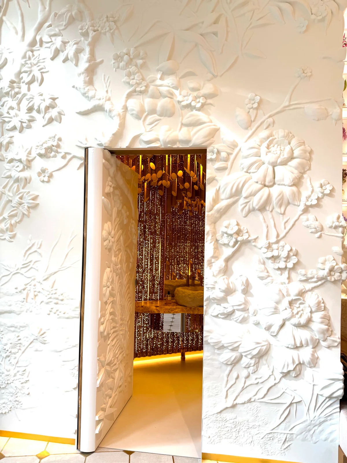 「カフェ ディオール by アンヌ＝ソフィー・ピック バンブー パビリオン」の黄金の竹ルームへ