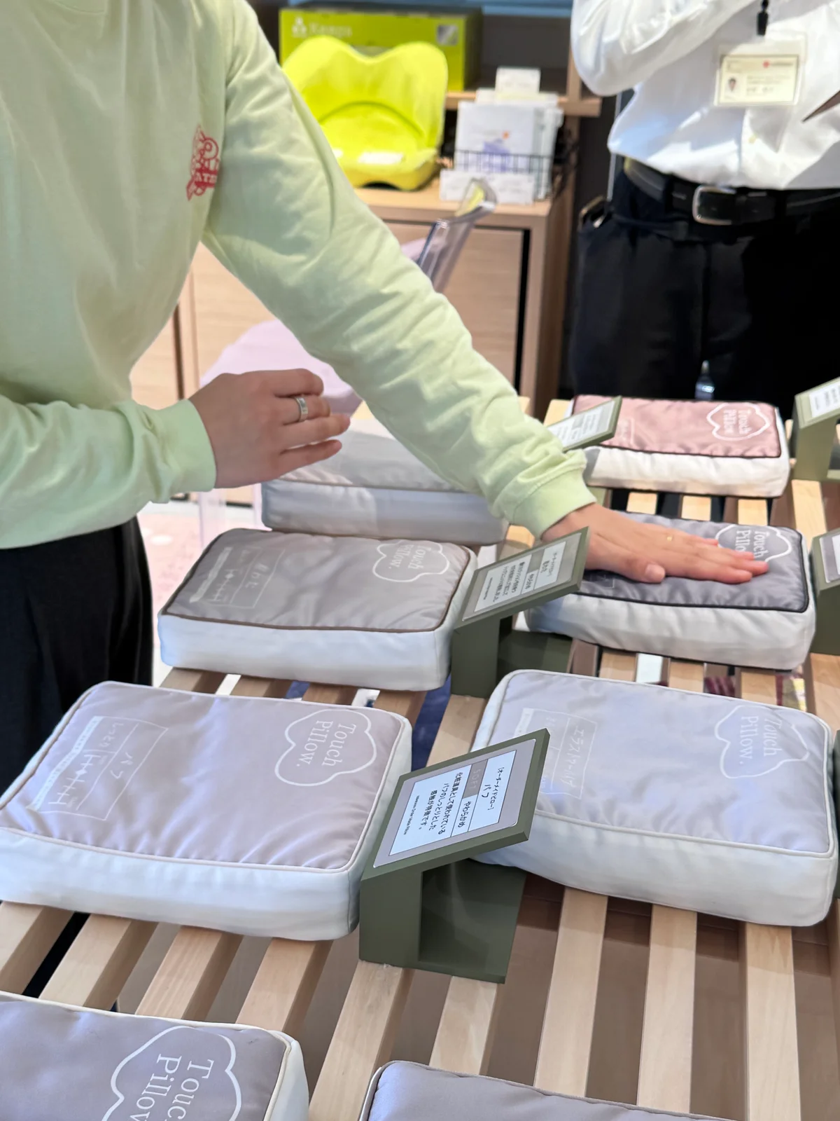 西川のオーダー枕の上層部に使用する素材を、9種類の中から選んでいる様子