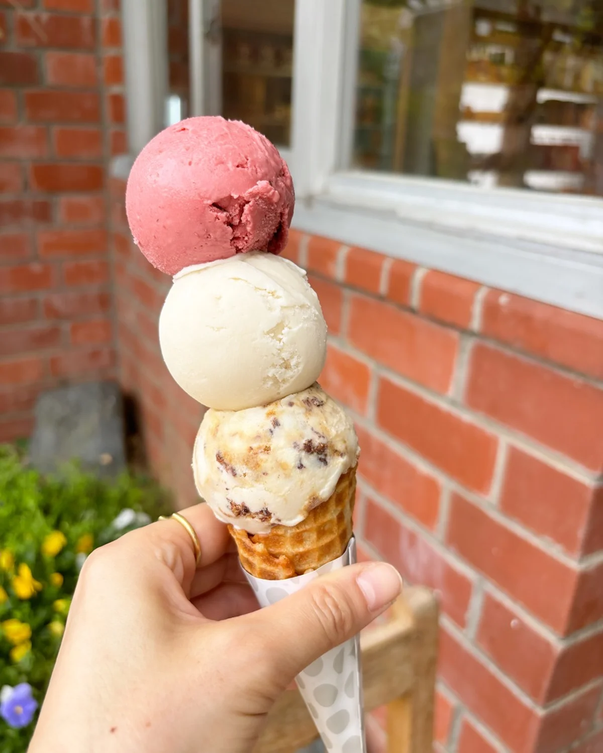 アイスクリーム（３個入り）￥880、手焼きワッフルコーン￥100／KIKI NATURAL ICECREAM＊お取り寄せOK