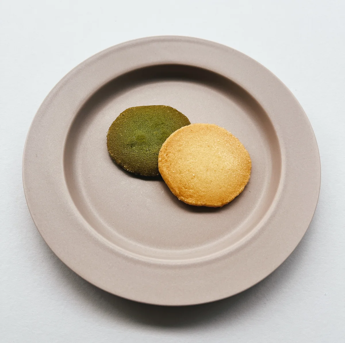 山本道子の店の「抹茶＆レモンサブレ」は極薄で、香り豊かな味わい。