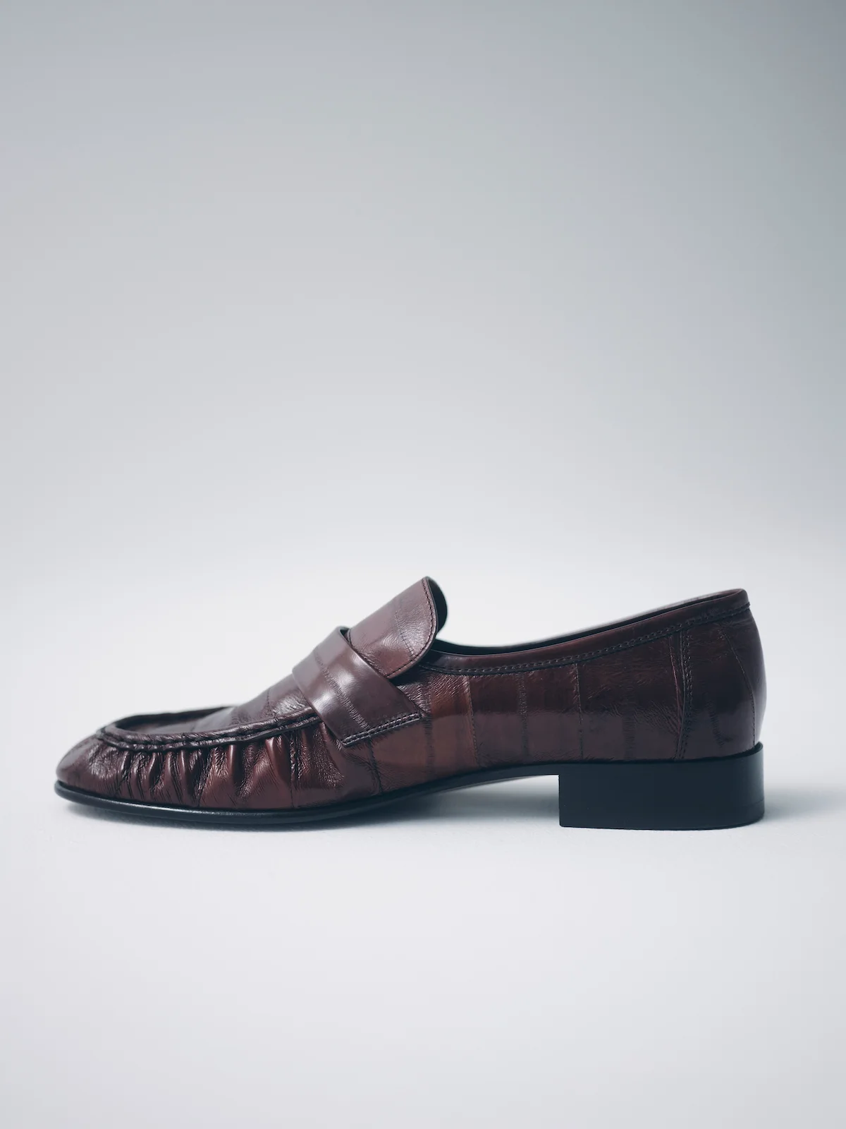 ザ・ロウのソフトローファーの新色サイド部分