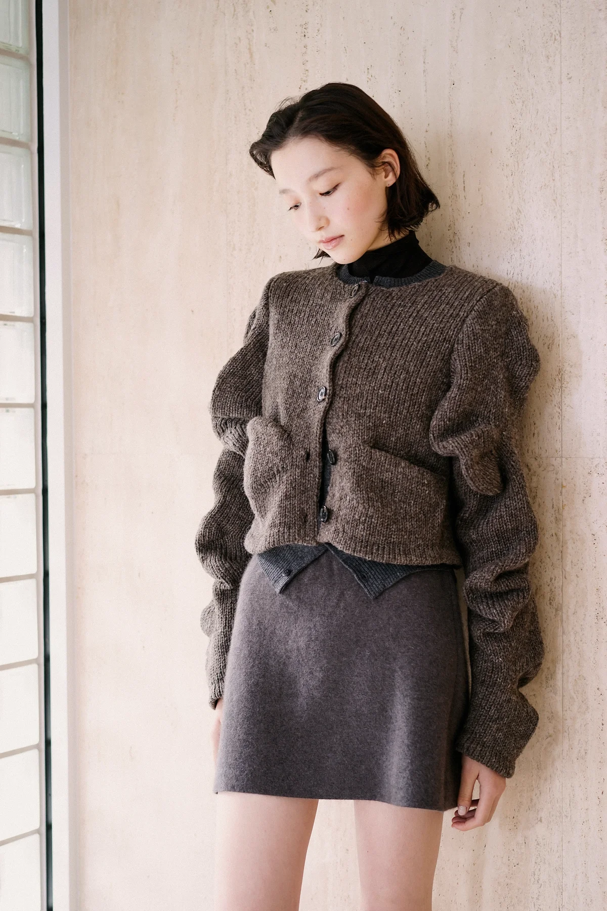 SPURSHOP別注のpillings（ピリングス）のカーディガンを着用したモデル