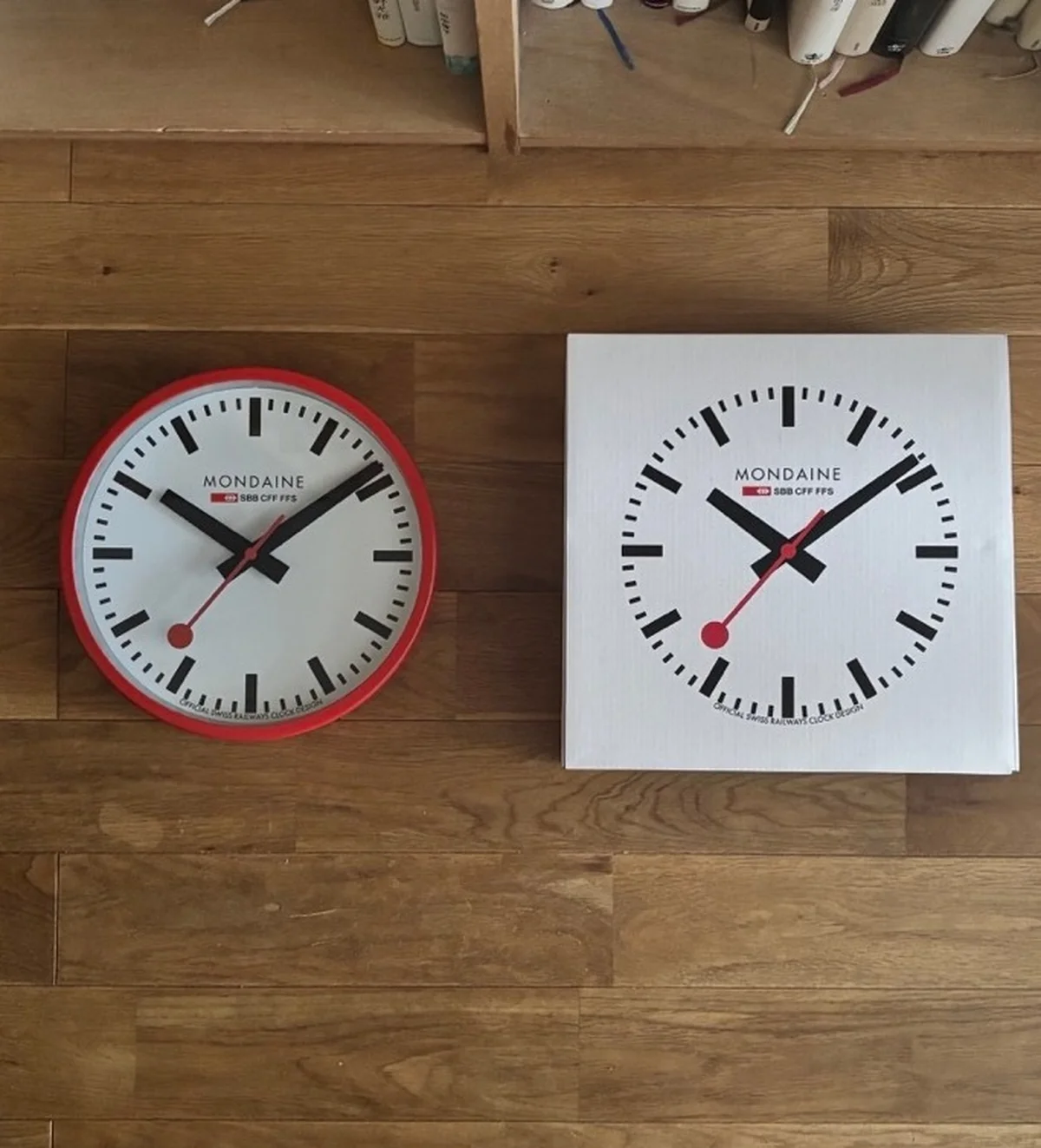 MONDAINE モンディーン　スイス鉄道時計　リビングのインテリア