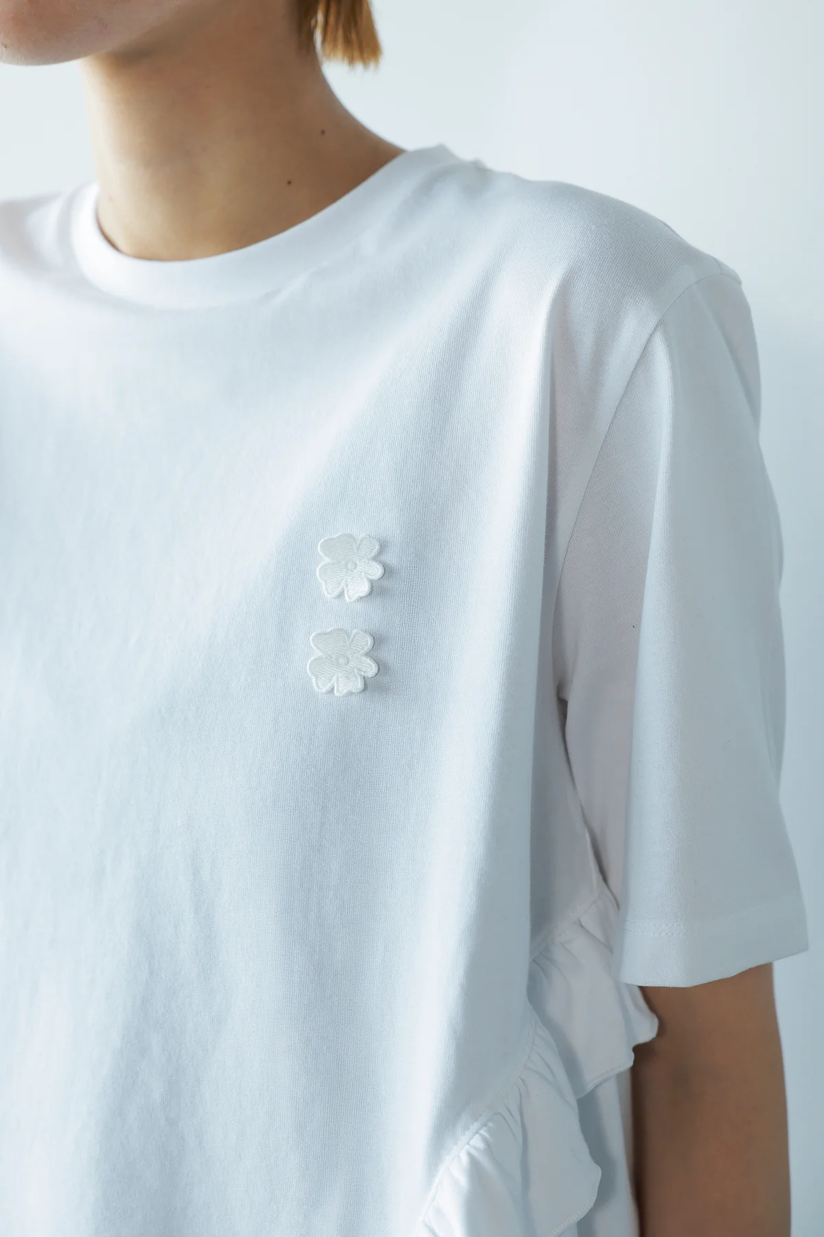 ユニクロ アンド セシリー バンセンのフリルTの着用ディテール