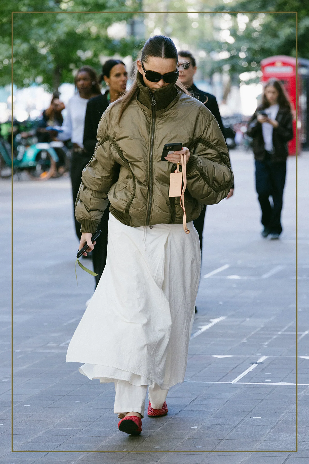 パープルのチェック柄スカートを着用したスナップ