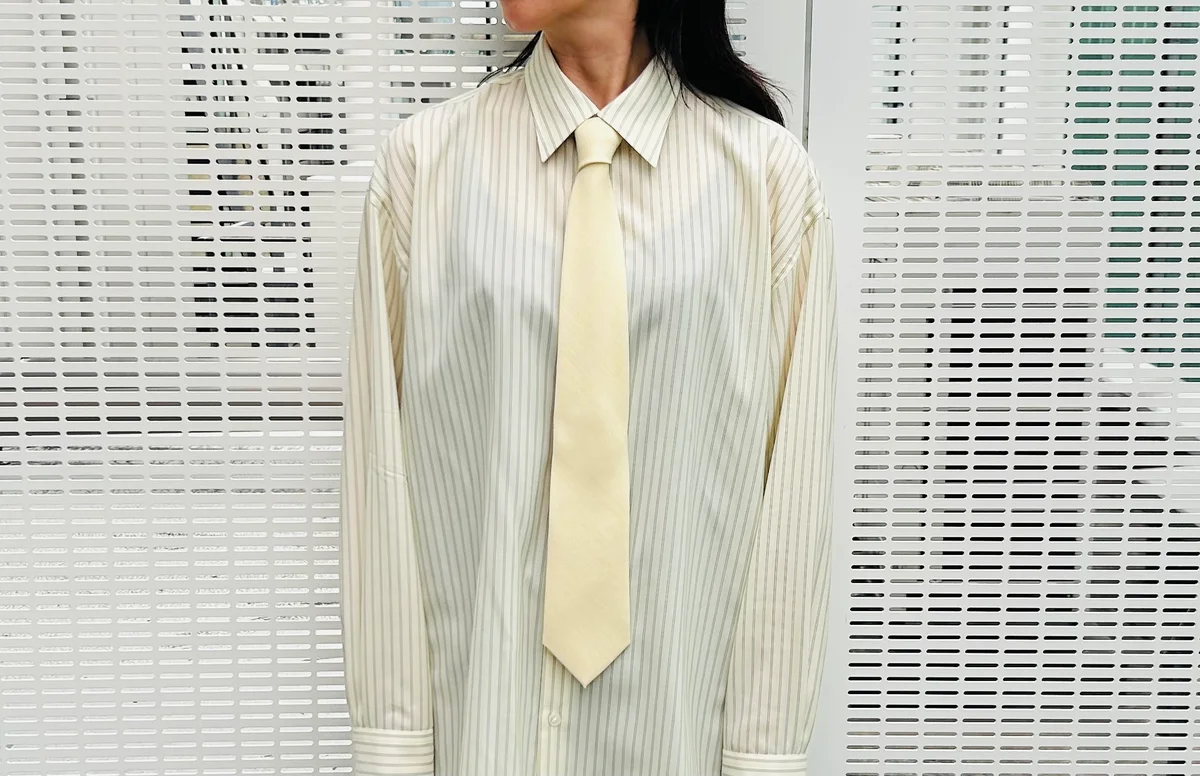 オーラリー　シャツ、ネクタイ　着用画像