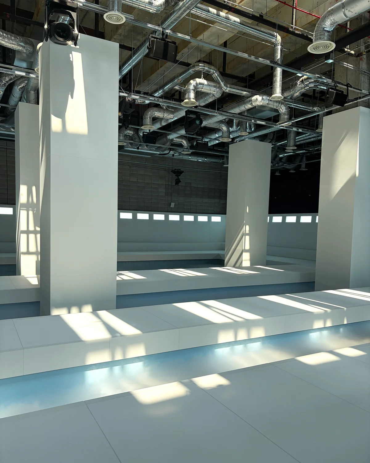 COS2026年春夏コレクションは韓国・ソウルの古いプールを会場に行われた