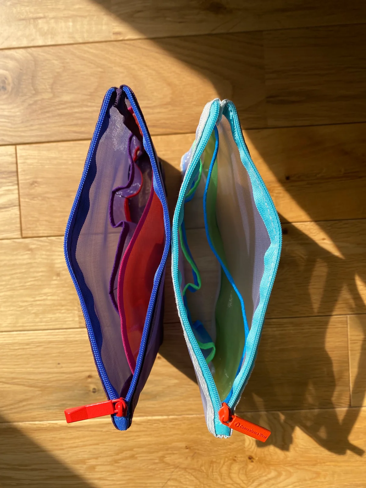 ファミマのコンビニエンスウェアの文房具用メッシュポーチの中の色合い