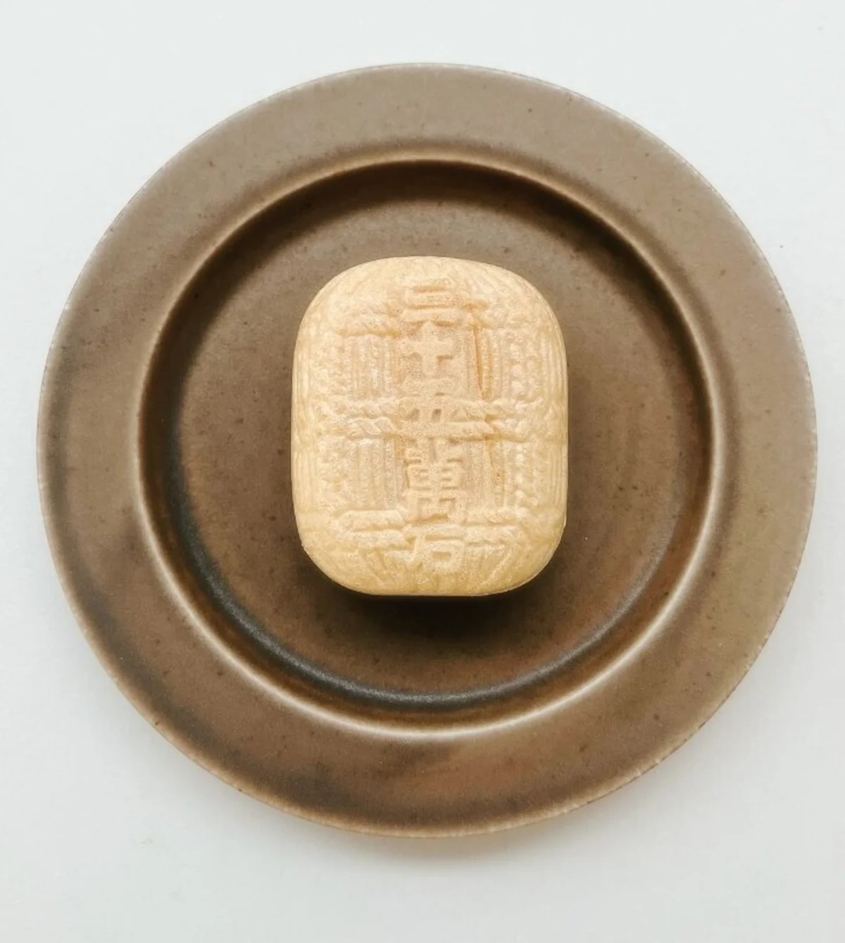 三十五万石と刻まれた、米俵を模した菓心おおすがの最中。その名は、井伊家彦根藩の石高に由来。