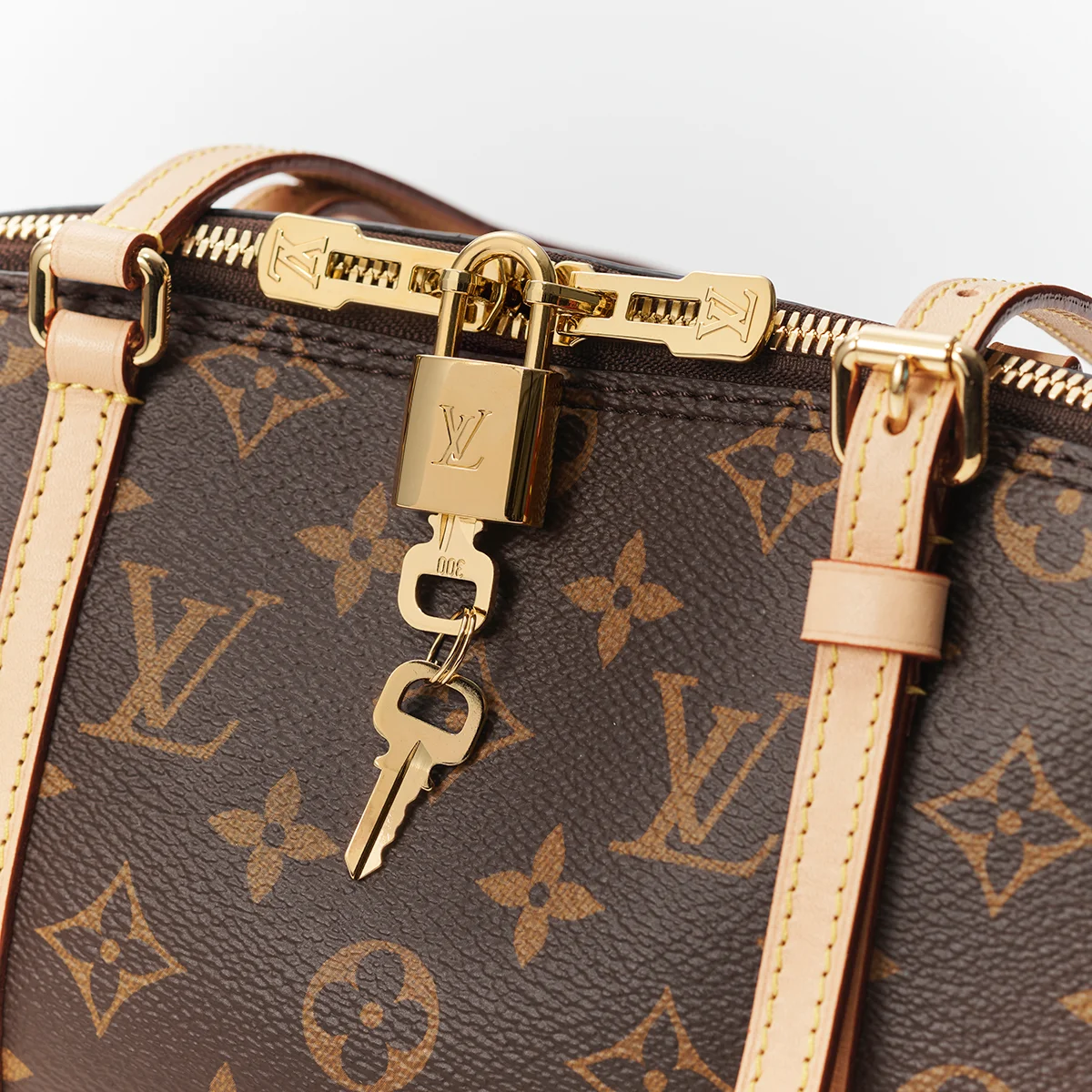 ルイ・ヴィトンのモノグラムバッグ「スクワイア EW」　開口部のダブルファスナー