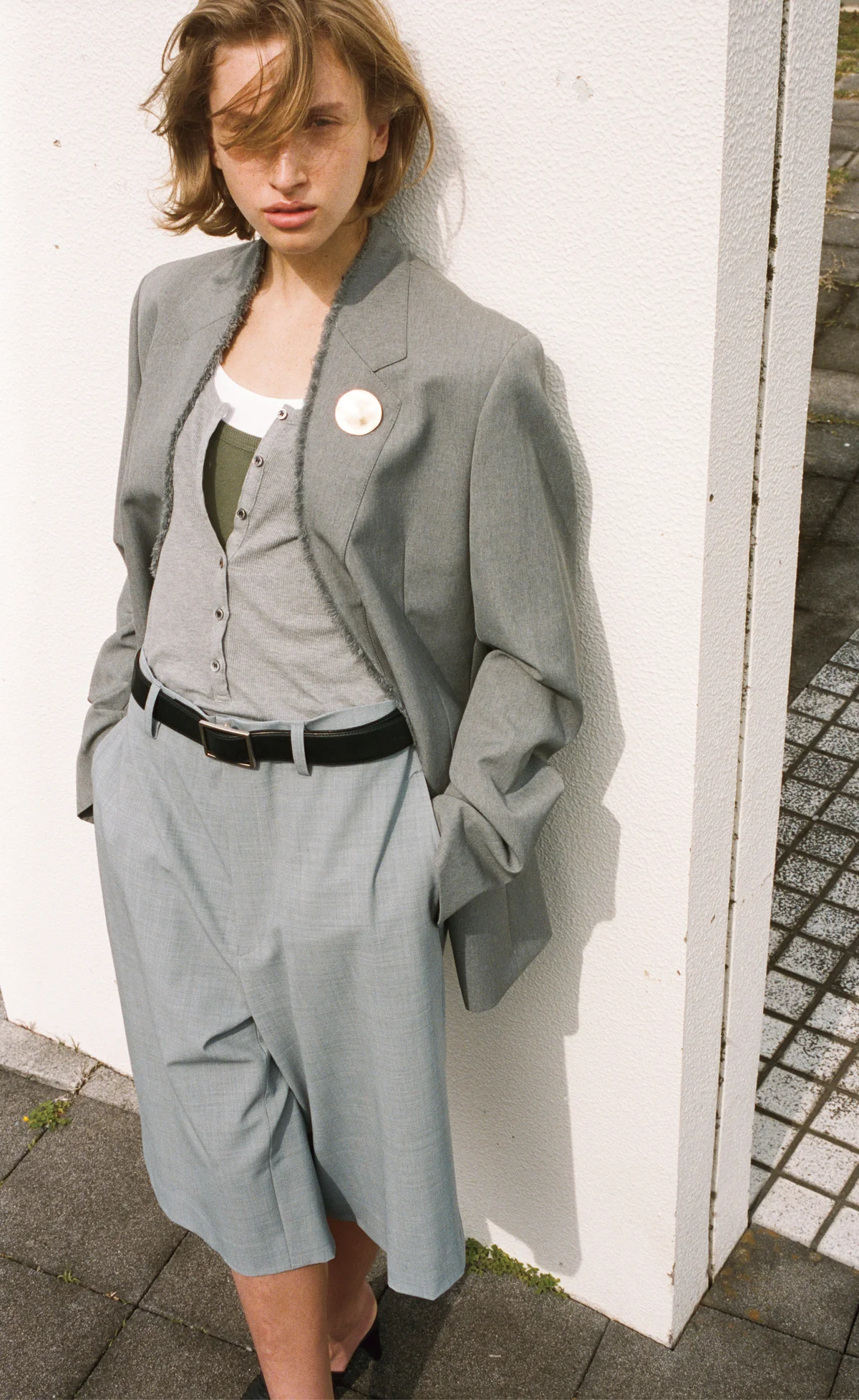 パンツ￥29,700／ソフトハイフン　ジャケット￥162,250／トーテム クライアントサービス（トーテム）