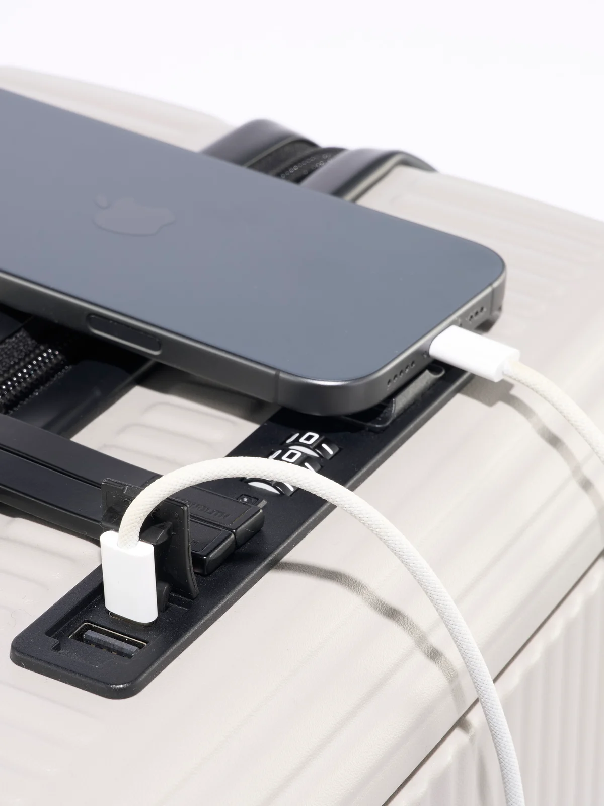 【モノリス】の「SUITCASE PRO OCTA 30」はスーツケースにUSBを差してスマホの充電が可能に