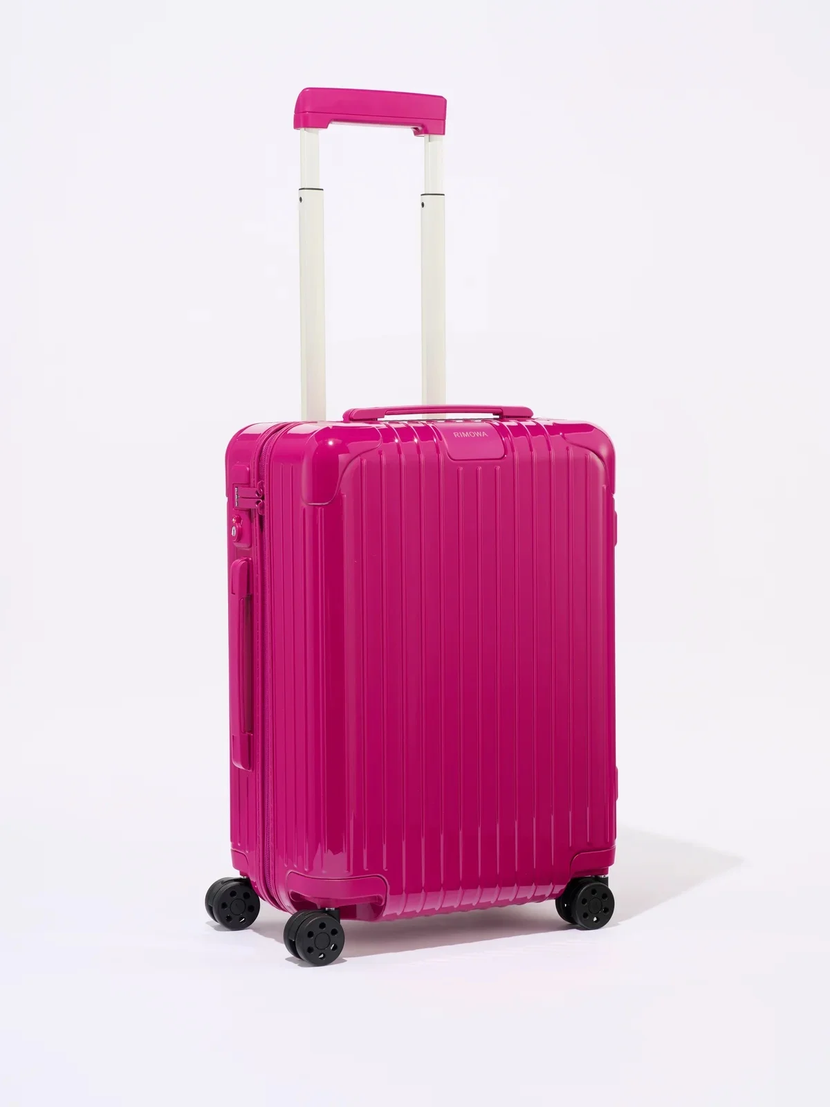 【リモワ】の「Essential キャビン」マゼンタカラー