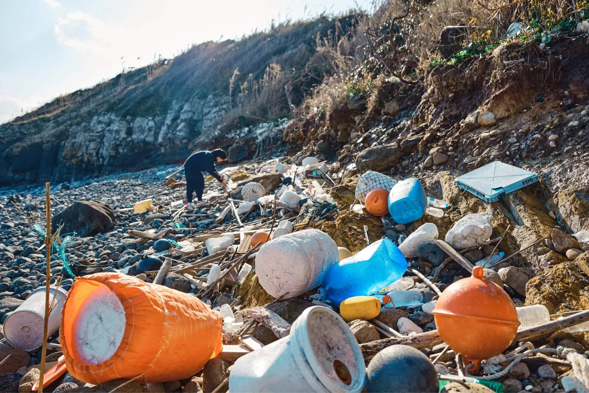 大量のプラスチックごみが漂着する、冬場の佐賀県唐津市波戸岬の海岸