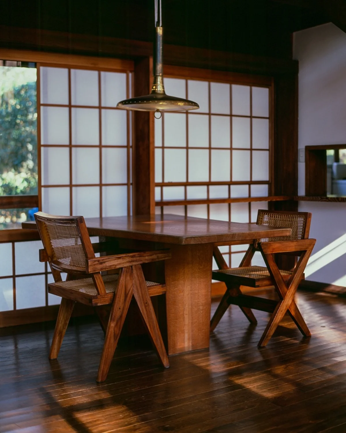 ピエール・ジャンヌレ。（左）ダイニングアームチェア￥495,000　（右）クロスアームチェア￥495,000