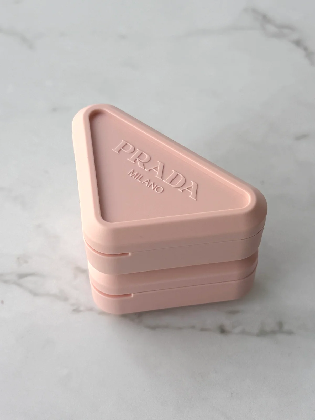 プラダ タッチを重ねた画像