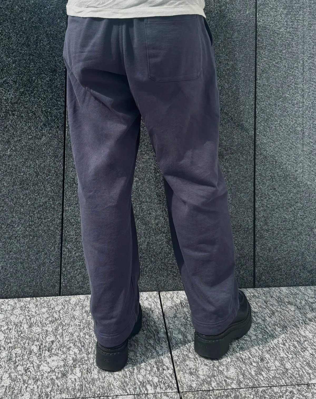 ユニクロ ユーのスウェットカーブパンツを後ろから見た着用画像