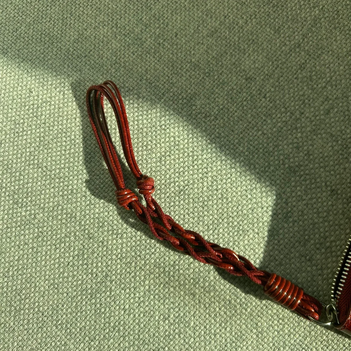 ジルサンダーのSPURSHOP別注財布はストラップ付