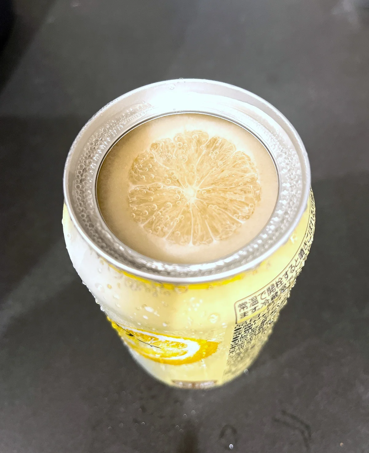 未来のレモンサワー　レモンスライスが浮かび上がった写真