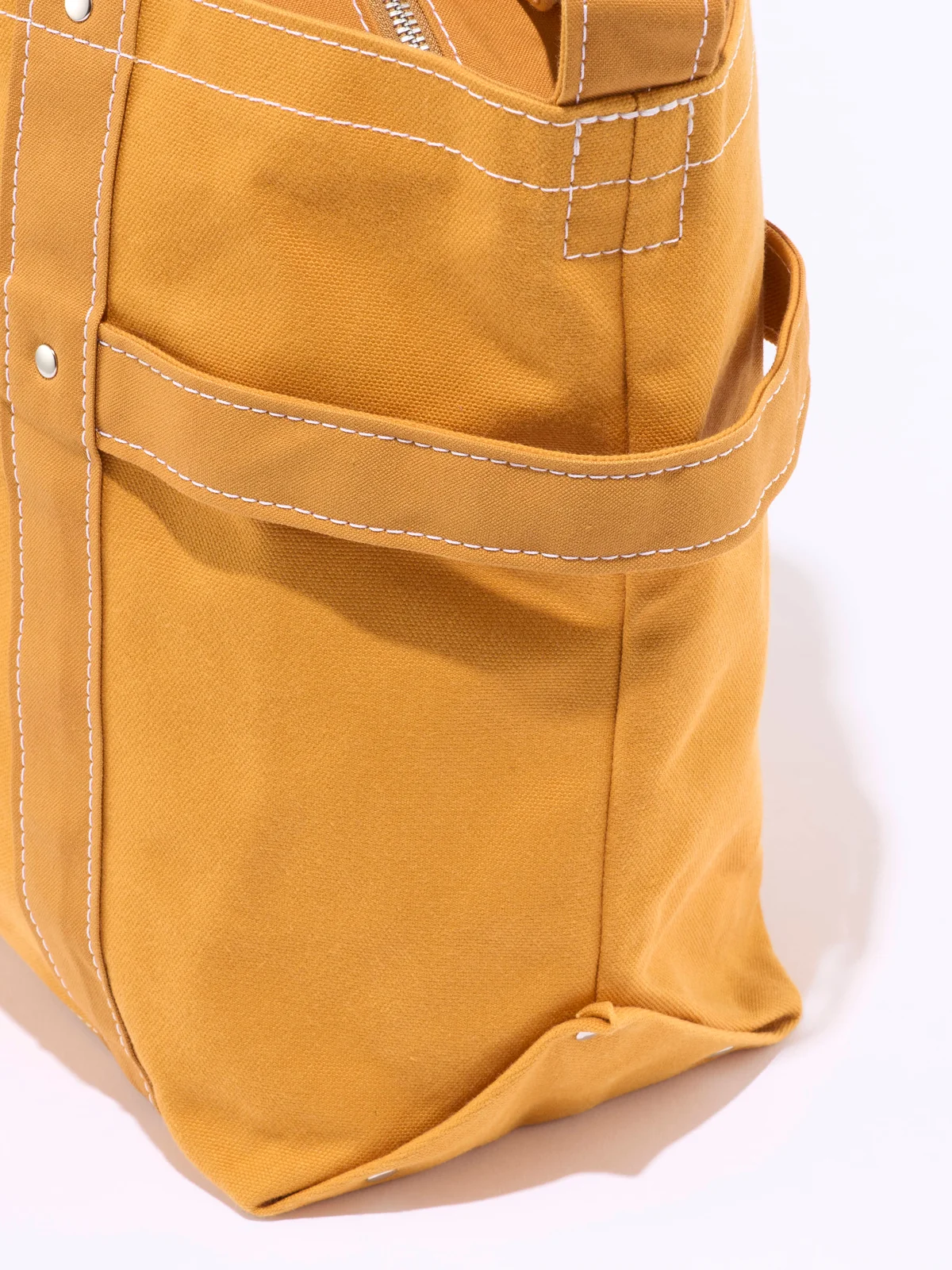 【テンベア】の「HARVEST TOTE LARGE」は“収穫作業用”バッグらしくサイドに便利な持ち手がある