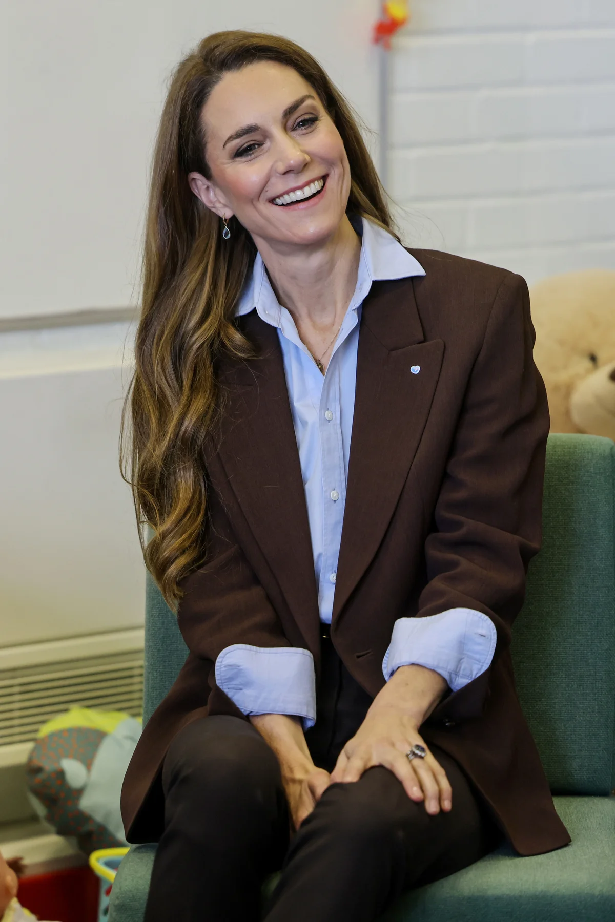 ブラウンのパンツルックで公務に出席したキャサリン皇太子妃