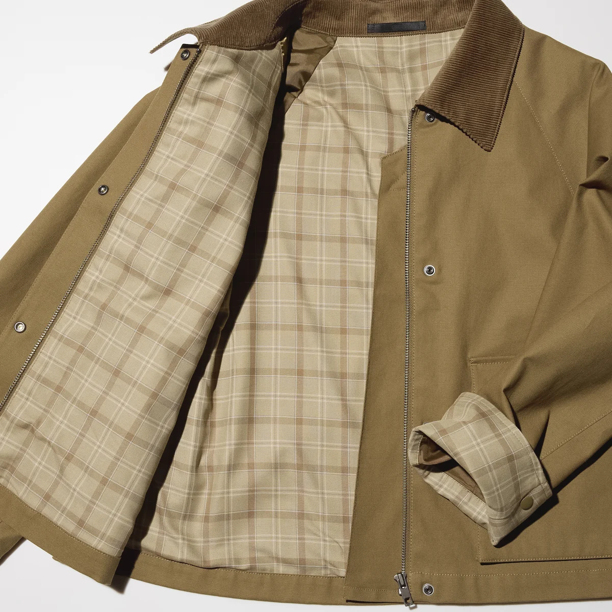 ユニクロのユーティリティショートジャケットのディテール