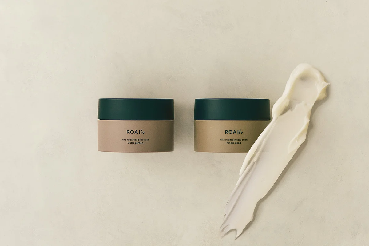 ロアリブ マインドメディテーション ボディクリーム 左から／ウォーターガーデン、ヒノキウッド 各200g ￥4,180〈2026年2月5日発売〉