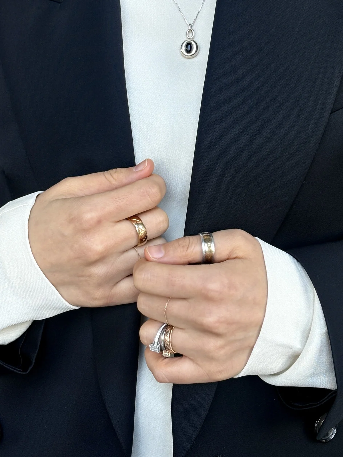 エルメスの太リングに、シャネルを象徴するキルティングモチーフのデザインなど、存在感のあるジュエリーを自由にミックス