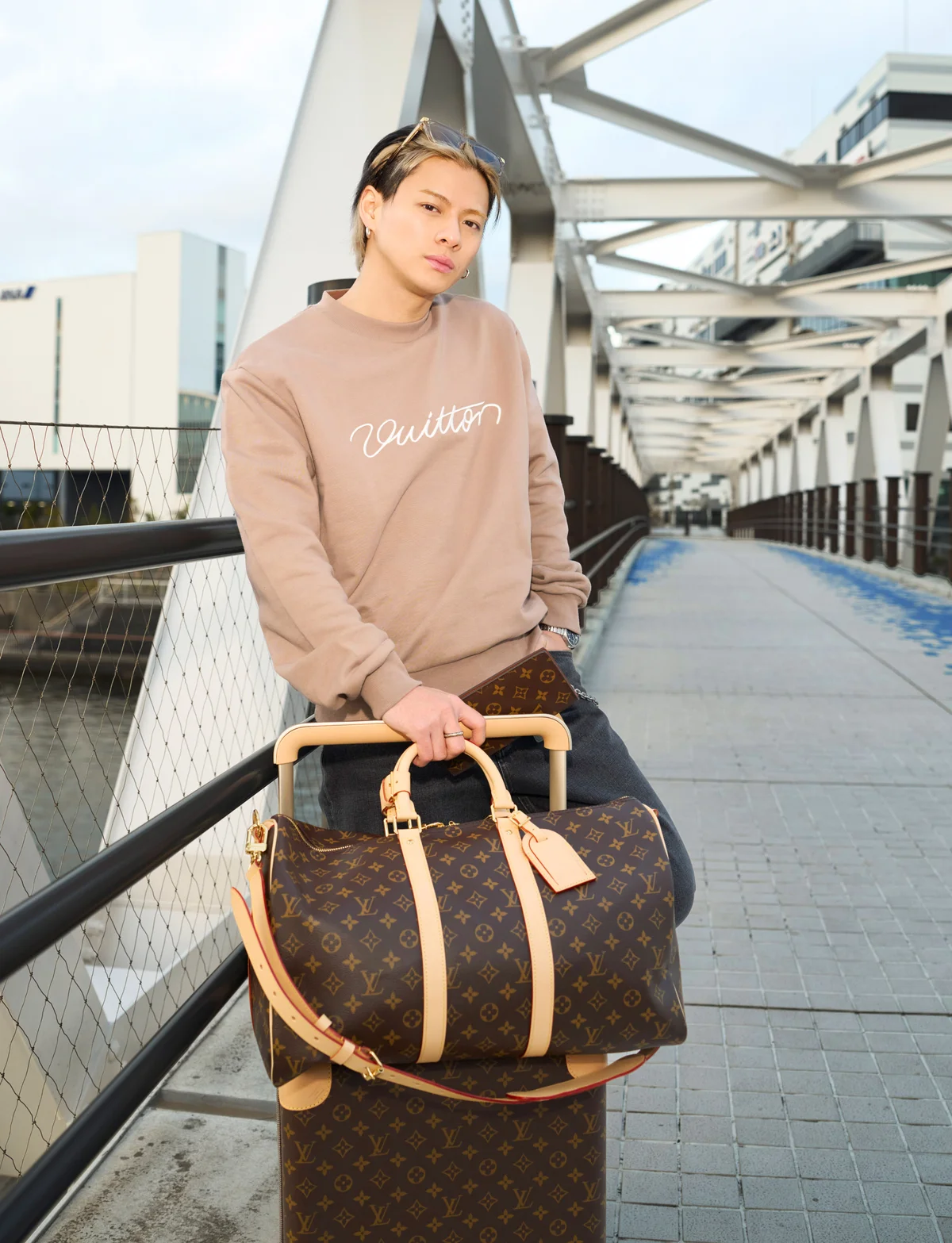 ルイヴィトンのウォッチ｢タンブール オトマティック スティール ブルー」を着用した平野紫耀