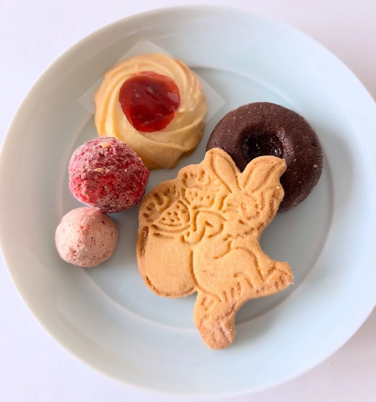 ICHIBIKOのアイコンでもある、いちごを背負ったうさぎのクッキーが中央に鎮座