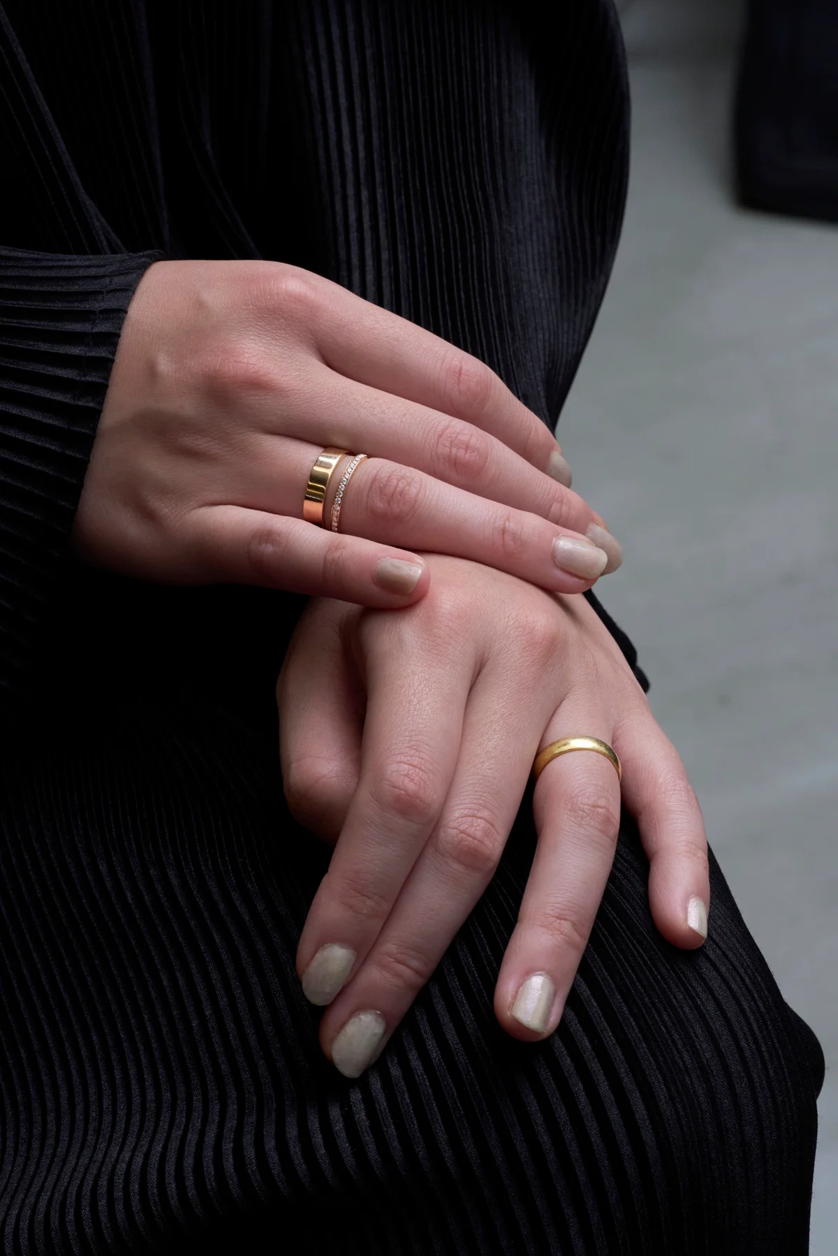 モデル・中島沙希さんの手もとスナップ。レポシを象徴する2連リング「ベルベル」も結婚指輪と同じゴールドを選び、少数ながら華やかな組み合わせ。