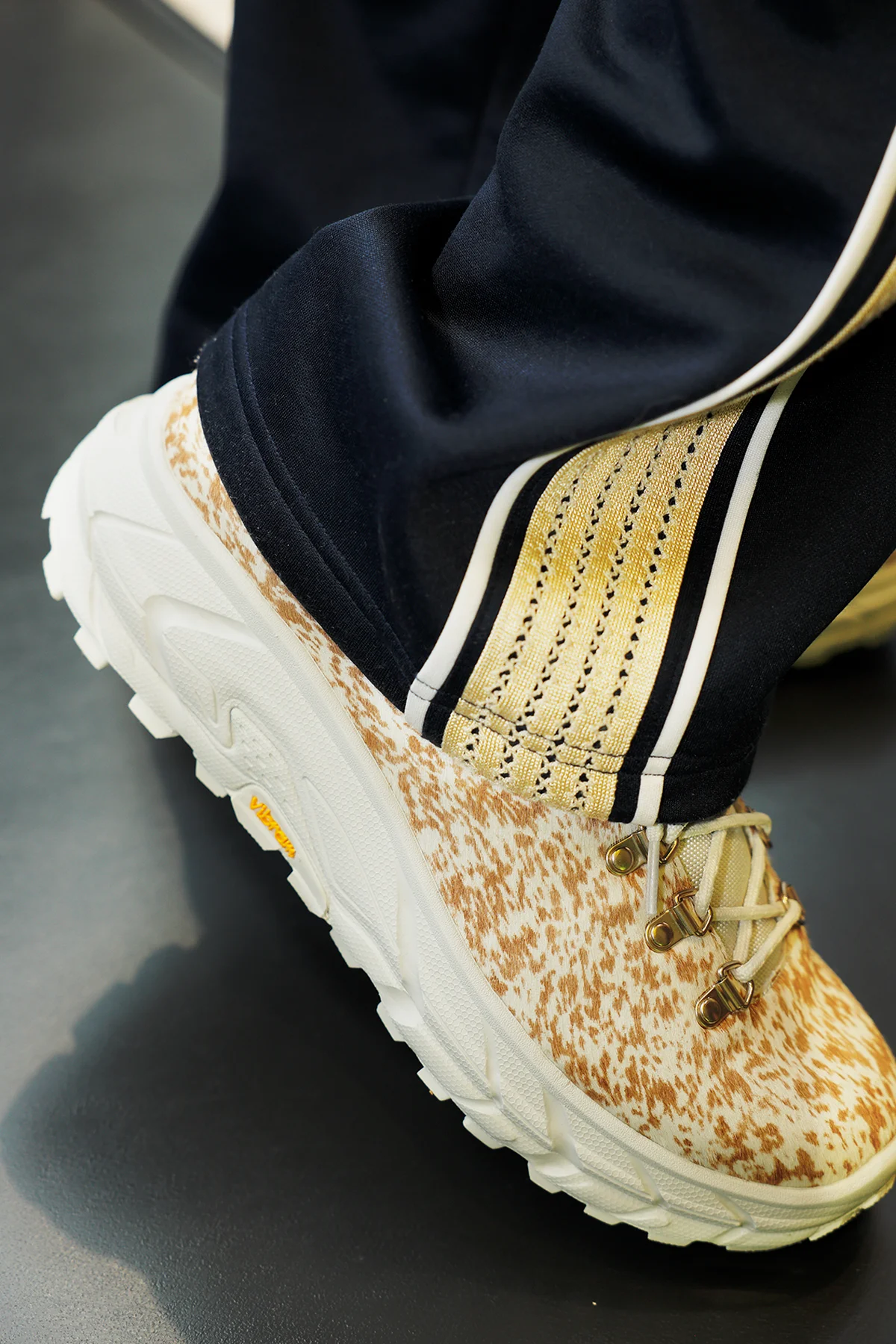 ホカのTOR SUMMIT+スニーカーをサイドから見たところ