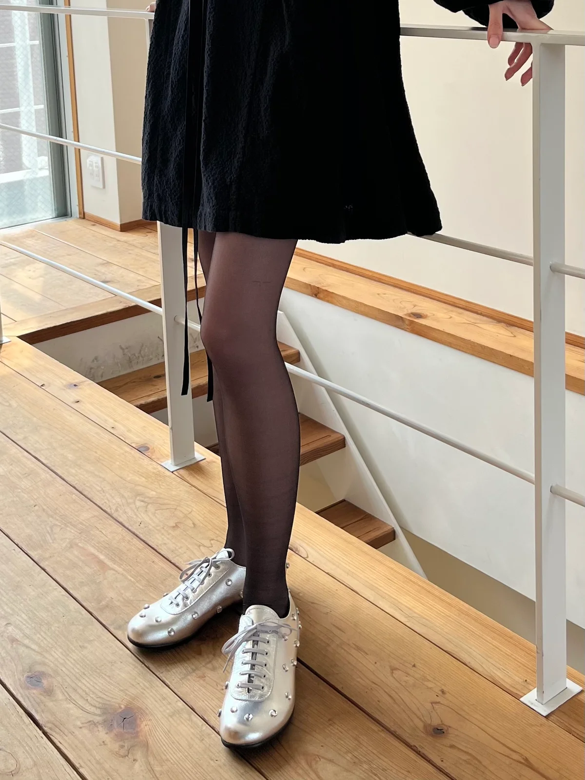 SPURSHOP LACADE ラカド 別注 シルバー ストッキングと合わせた写真