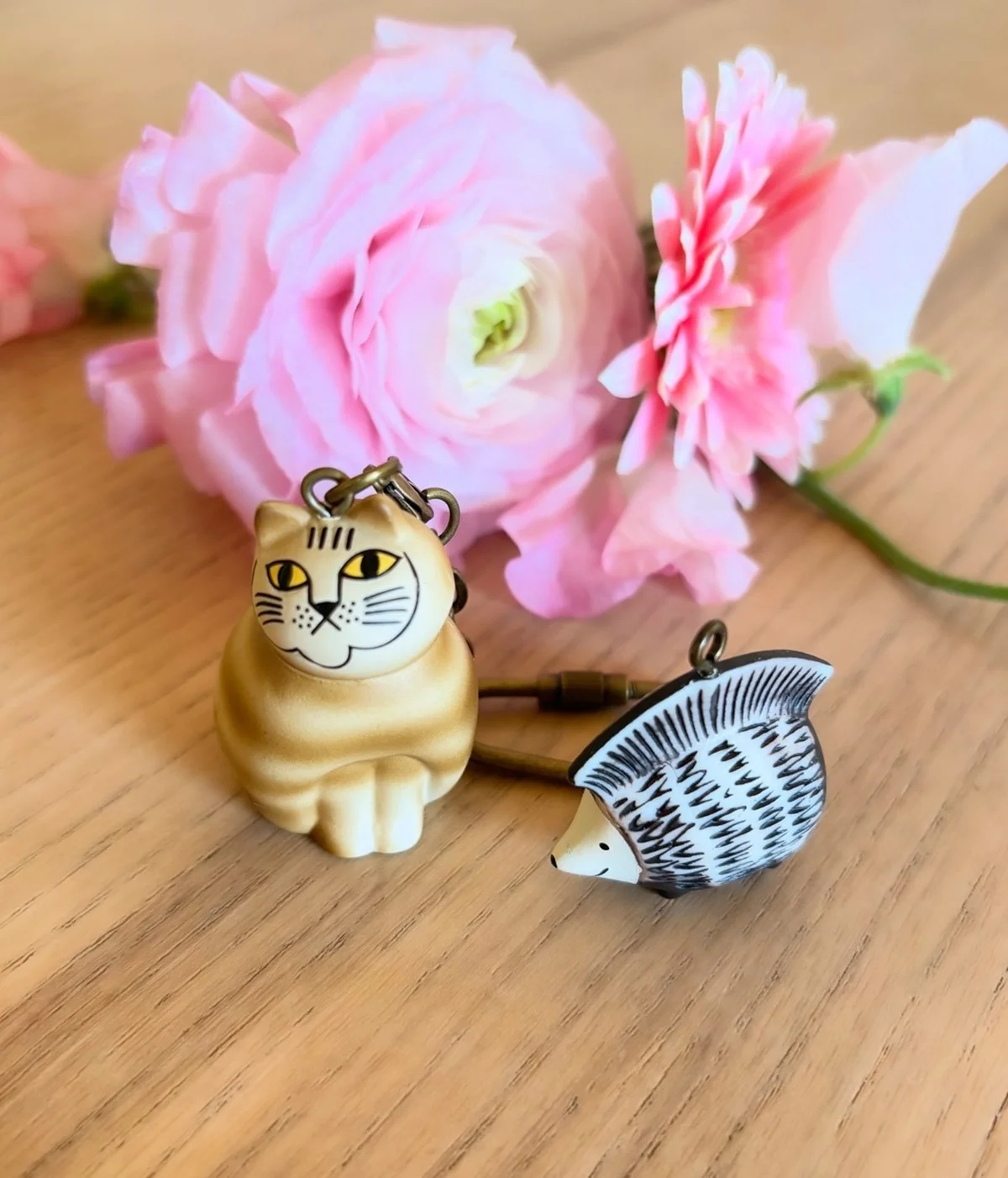 「リサ・ラーソンの作り方 展」の展覧会グッズも充実！ 猫のミアとハリネズミのパンキーのキーホルダーをゲット。