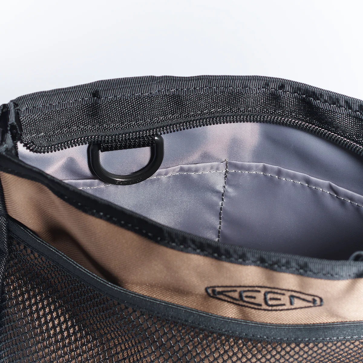 キーンの「ハーベスト マテリアル サコッシュ スリー」　ディテール