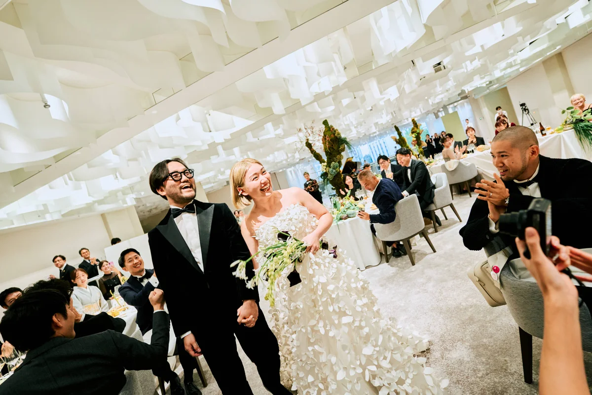 「SENSTUDIO」のドレスをまとって、2回目のお色直し。