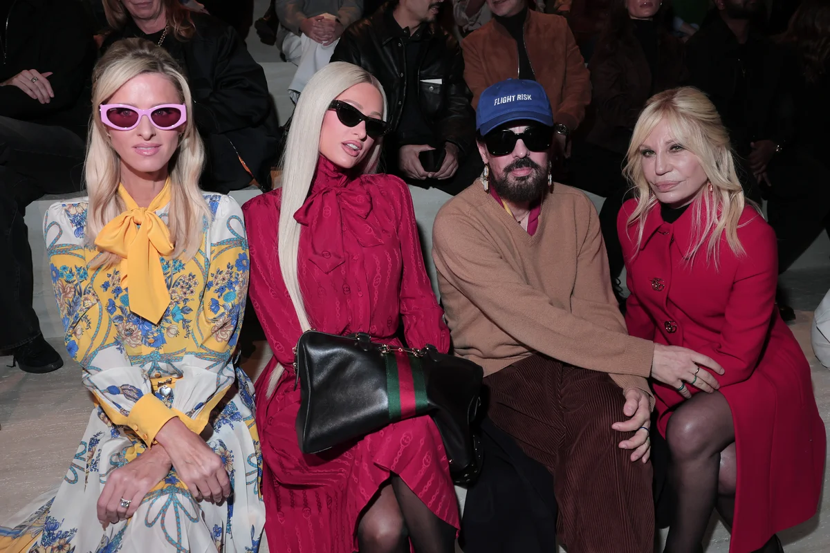 グッチのランウェイショーに駆けつけたパリス・ヒルトン、ニッキー・ヒルトン、アレッサンドロ・ミケーレ、ドナテラ・ヴェルサーチェ