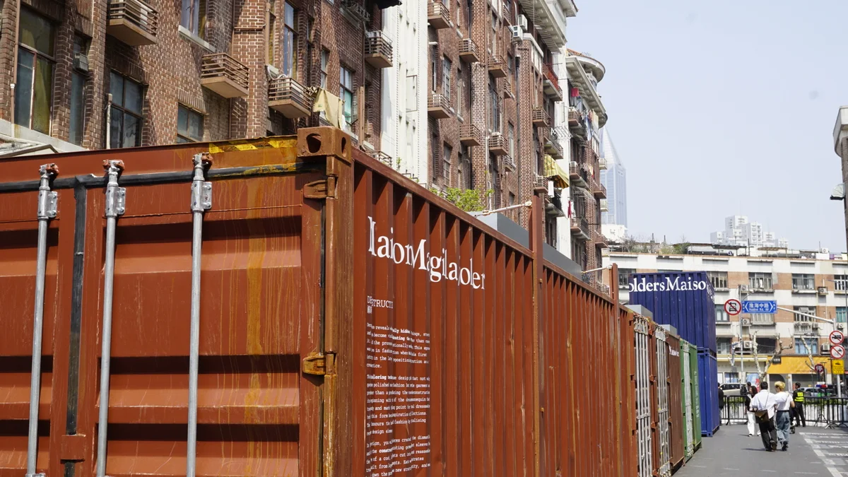 上海のストリートに出現したマルジェラのエキシビション