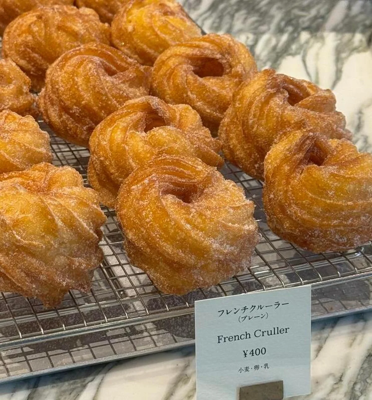 幡ヶ谷の店内に、揚げたてのフレンチクルーラーが鎮座！
