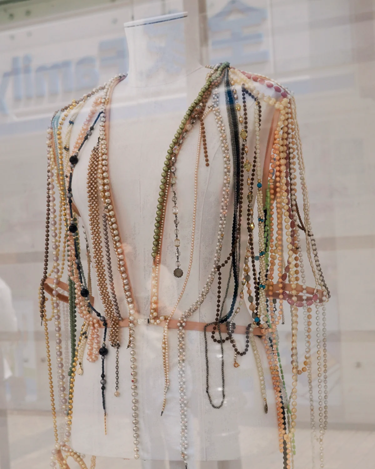 ネックレスを繋いでできたマルジェラのジャケット