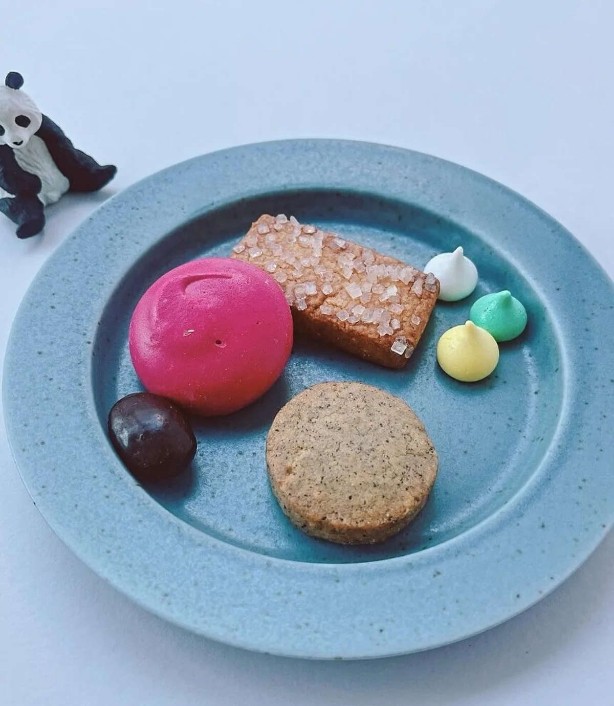 パルメザンチーズクッキーやアールグレイクッキー、アマンド オレ、カラフルなメレンゲが色を添えて