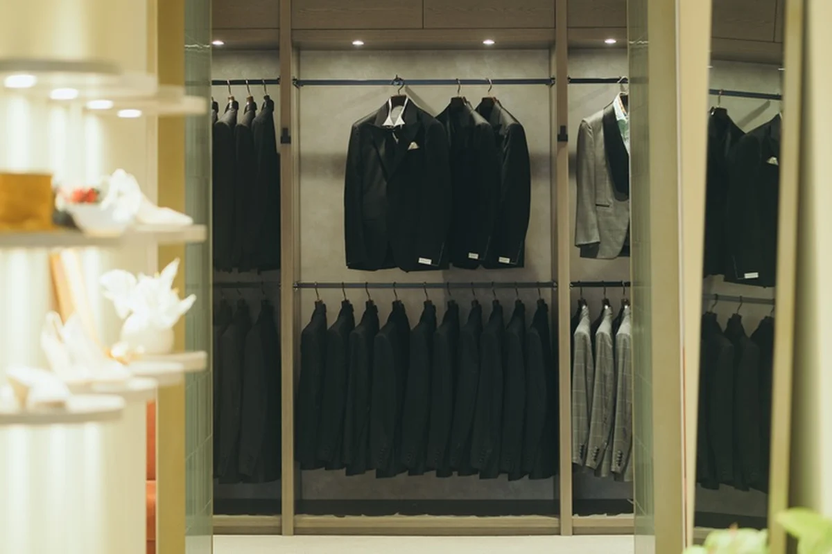 上質なメンズフォーマルも充実したラインナップ。トリート 沖縄店、店内