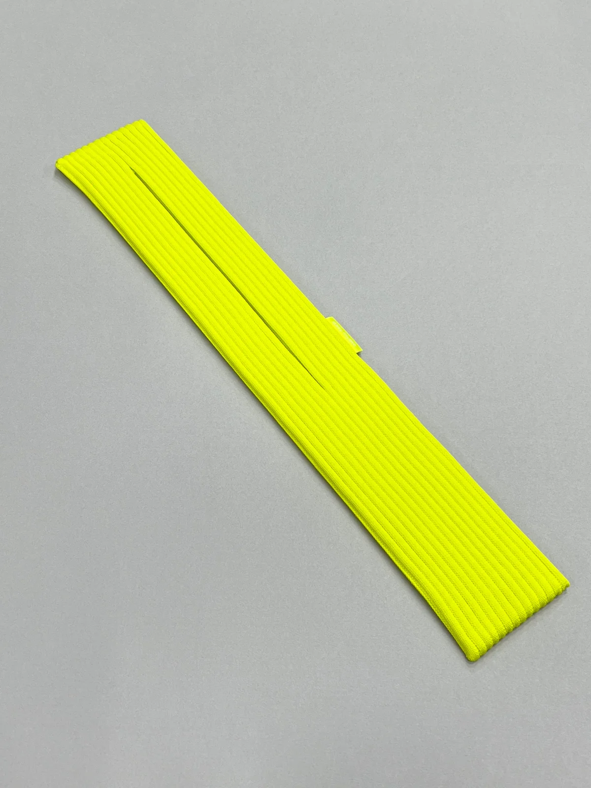 iPhone Pocket by ISSEY MIYAKE - ショート（レモン）を開封したところ