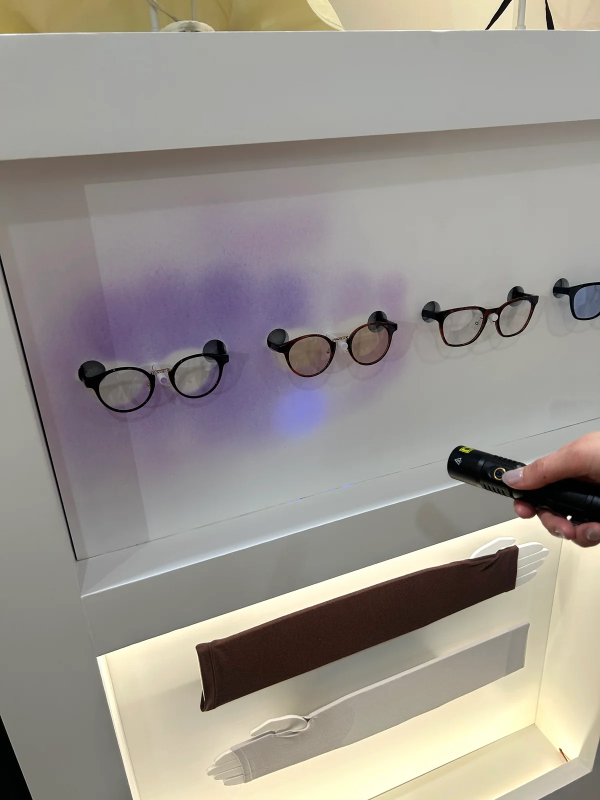 ユニクロのサングラスに紫外線を当てた様子